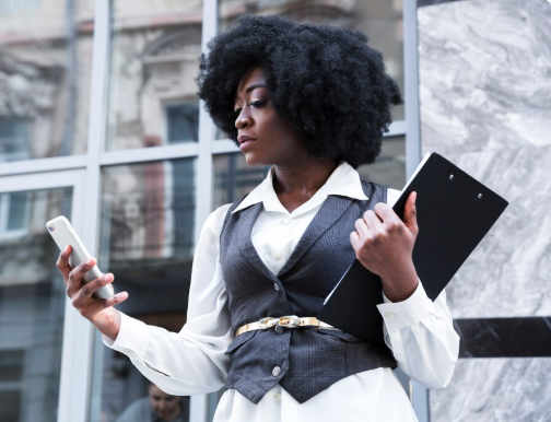 femme habille en chemise blanche plus jacket noir