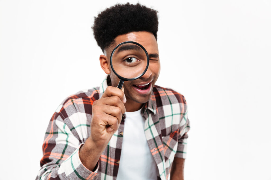jeune homme noir avec une loupe devant son oeil droit